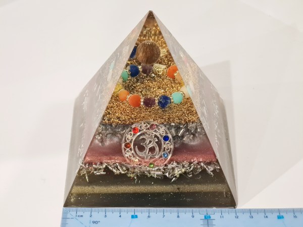 Orgonite pyramide oeil de tigre bracelet 7 chakras et Aum